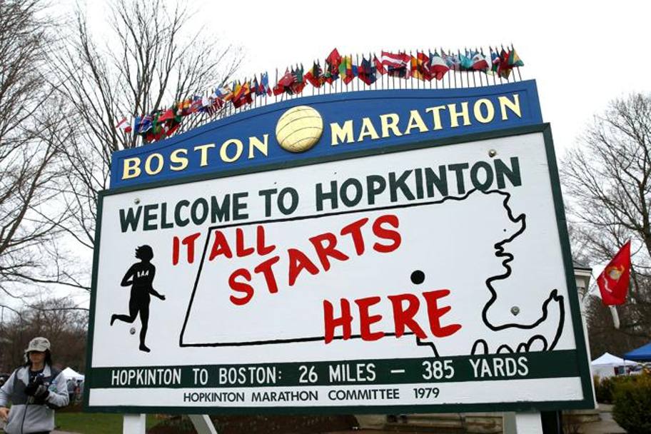Una gara in linea da Hopkinton, dove l&#39;esercito dei patrioti americani venne avvisato dell&#39;arrivo delle navi inglesi nella guerra d&#39;indipendenza, al centro di Boston